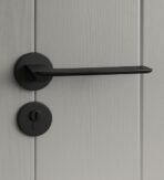 ΠΟΜΟΛΟ ΠΟΡΤΑΣ ΜΕ ΡΟΖΕΤΑ YALIS BJ84204 138Χ50ΜΜ ΜΑΥΡΟ ΜΑΤ