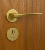 ΠΟΜΟΛΟ ΠΟΡΤΑΣ ΜΕ ΡΟΖΕΤΑ YALIS BJ84249 139Χ50ΜΜ ΜΠΡΟΝΖΕ