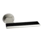 ΠΟΜΟΛΟ ΠΟΡΤΑΣ ΜΕ ΡΟΖΕΤΑ YALIS BJ84267 139X50MM ΙΝΟΧ ΜΕ ΜΑΥΡΟ ΔΕΡΜΑ