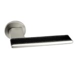 ΠΟΜΟΛΟ ΠΟΡΤΑΣ ΜΕ ΡΟΖΕΤΑ YALIS BJ84267 139X50MM ΙΝΟΧ ΜΕ ΜΑΥΡΟ ΔΕΡΜΑ