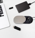 ΠΡΙΖΑ ΠΑΓΚΟΥ ΜΕ ΚΑΠΑΚΙ EMUCA FLAT 60 5048965 Φ-60ΜΜ 1 ΣΟΥΚΟ & 1 USB-Α & 1 USB-C ΑΣΗΜΙ